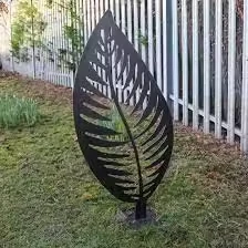 Escultura independente em aço Corten enferrujado