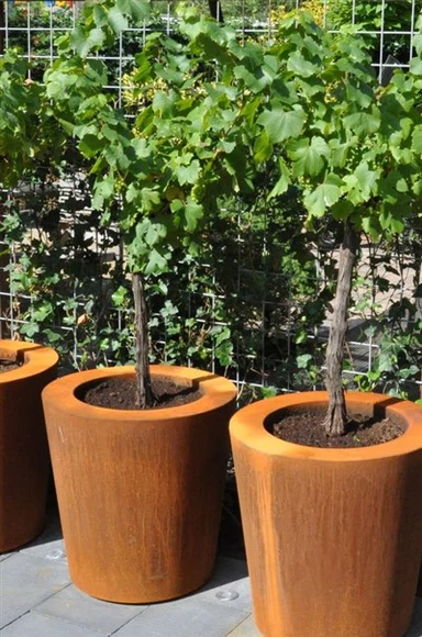 Plantador geométrico de metal para exterior